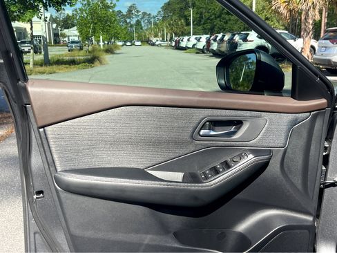 Used 2023 Nissan Rogue SV image 23