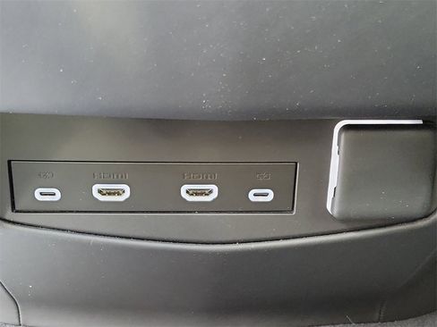 Used 2024 Cadillac Escalade Sport Platinum w/ LPO, ONYX Package image 17