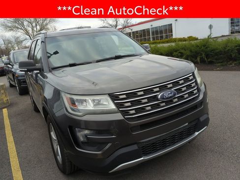 Used 2016 Ford Explorer XLT w/ Equipment Group 201A image 3