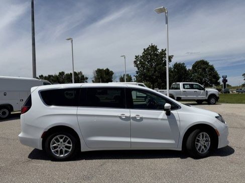 Used 2023 Chrysler Voyager LX FWD image 10
