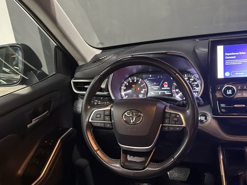 Used 2023 Toyota Highlander XLE AWD/4WD image 22