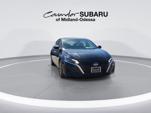 Used 2025 Nissan Altima 2.5 SV FWD image 2