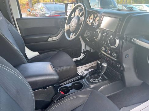Used 2018 Jeep Wrangler Sahara w/ Connectivity Group AWD/4WD image 12