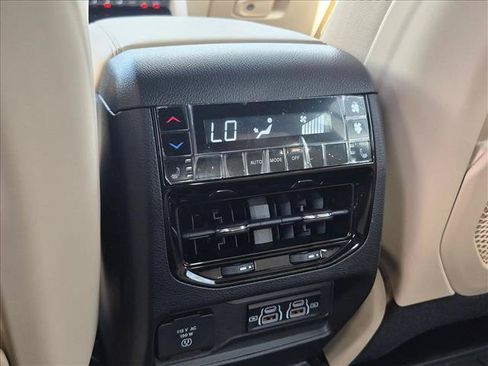 Used 2025 Jeep Grand Cherokee L Limited w/ Luxury Tech Group II AWD/4WD image 16