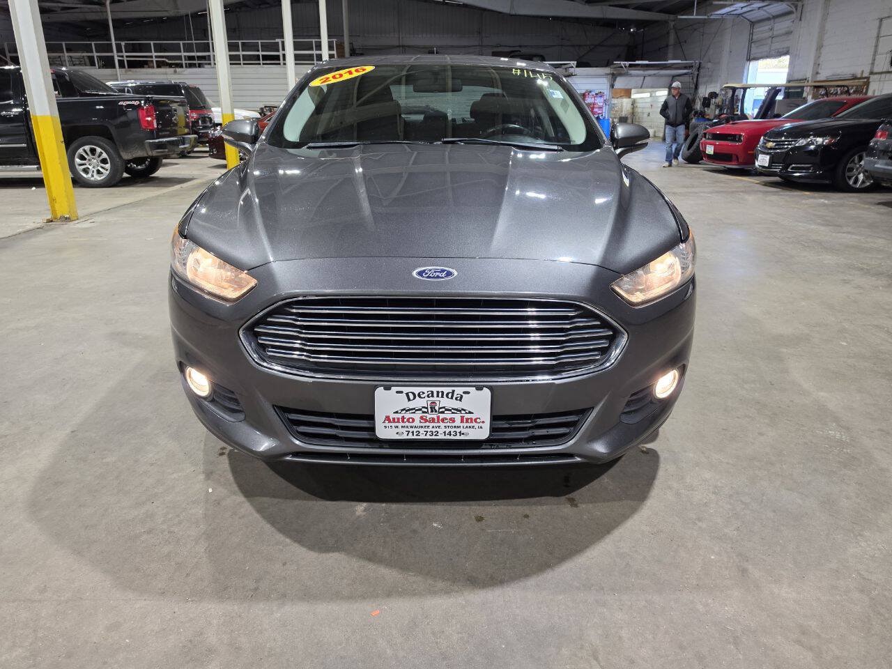 Used 2016 Ford Fusion SE FWD image 18