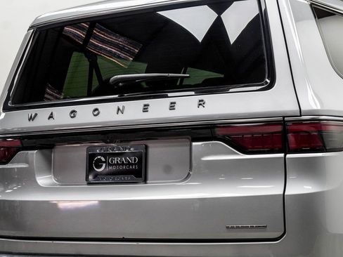 Used 2024 Jeep Wagoneer L Series II AWD/4WD image 13