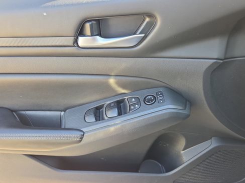Used 2024 Nissan Altima 2.5 SV FWD image 24