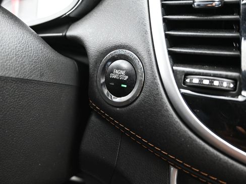 Used 2022 Chevrolet Trax LT w/ Midnight Edition image 17