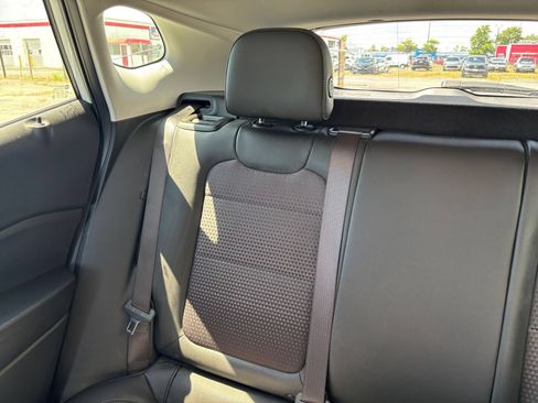 Used 2025 Chevrolet Trax LT FWD image 36