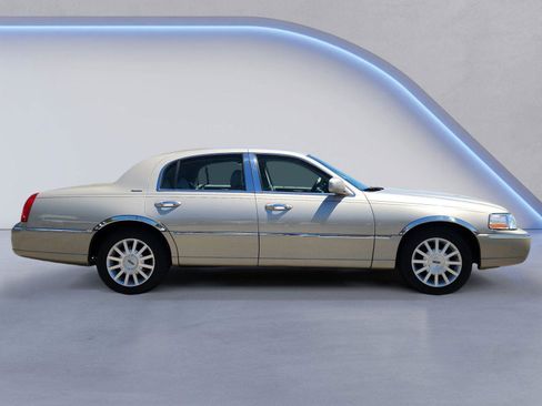 Used 2007 Lincoln Town Car Signature RWD image 2