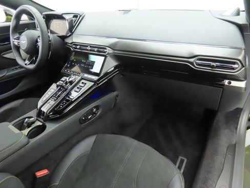 Used 2025 Aston Martin V8 Vantage Coupe image 17