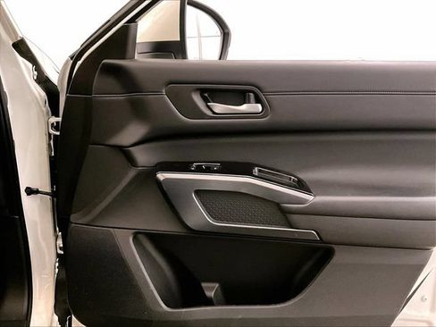 Used 2023 Nissan Pathfinder SL w/ Black Appearance Package AWD/4WD image 23