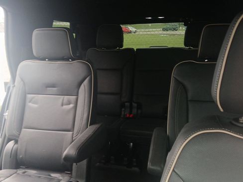 Used 2023 GMC Yukon SLT AWD/4WD image 12