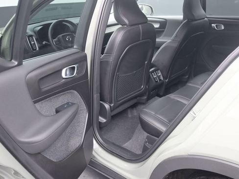 Used 2025 Volvo XC40 B5 Plus image 13