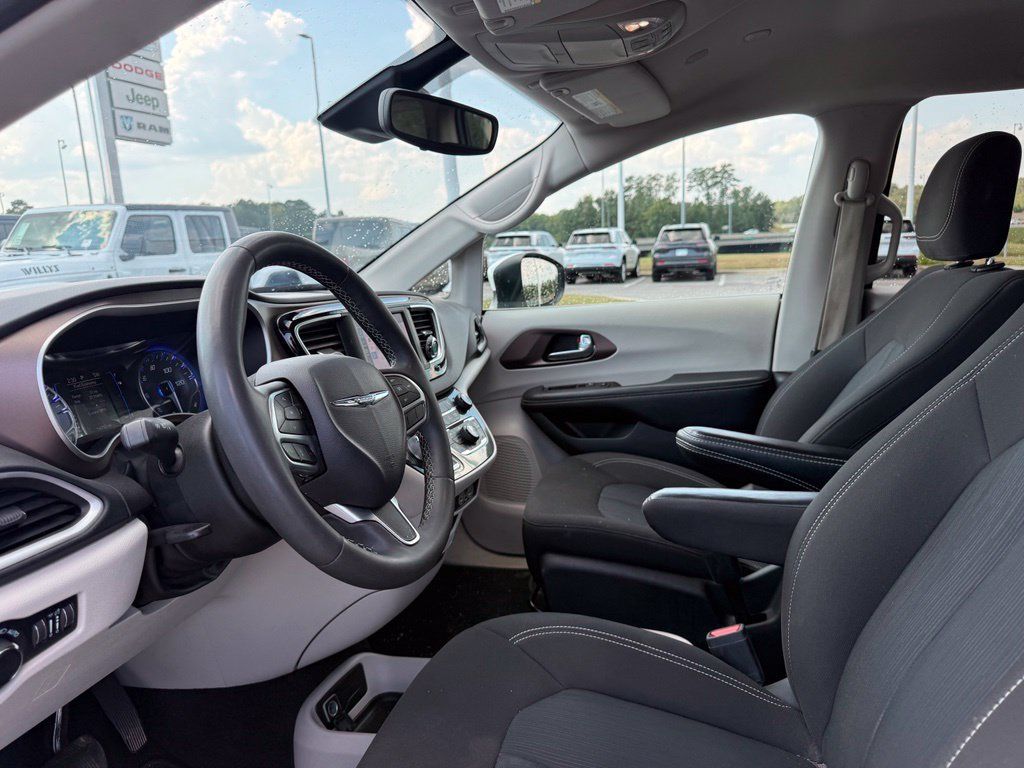 Used 2023 Chrysler Voyager LX FWD image 4