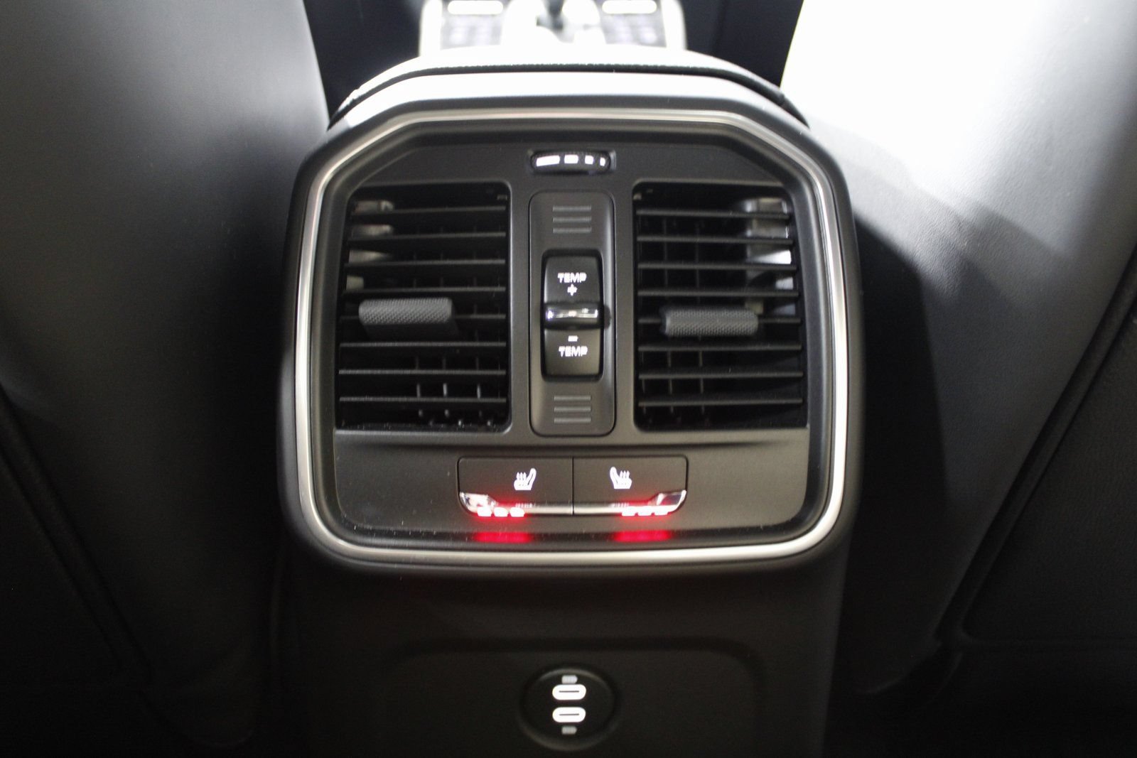 Certified 2025 Porsche Macan AWD/4WD image 20