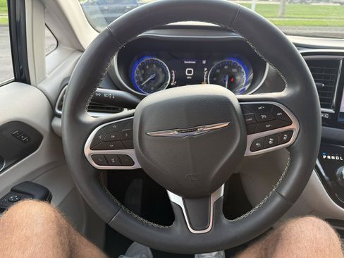 Used 2023 Chrysler Pacifica Touring-L FWD image 10