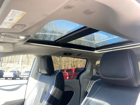 Used 2024 Chrysler Pacifica Limited image 15