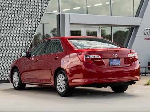 Used 2014 Toyota Camry LE FWD image 5