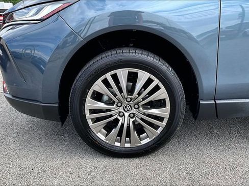 Used 2023 Toyota Venza XLE AWD/4WD image 28