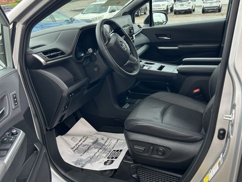 Used 2023 Toyota Sienna XSE AWD/4WD image 13