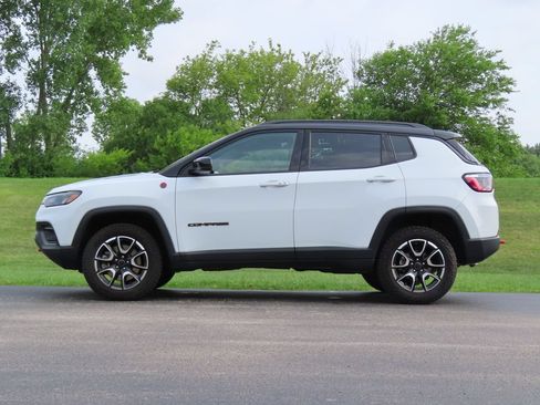 Used 2025 Jeep Compass Trailhawk AWD/4WD image 7