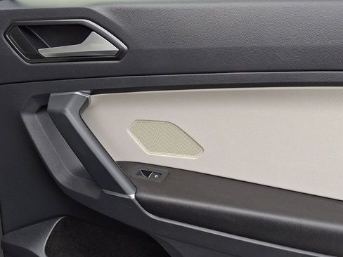 Used 2018 Volkswagen Tiguan SE w/ Front Fog Lights Package image 10