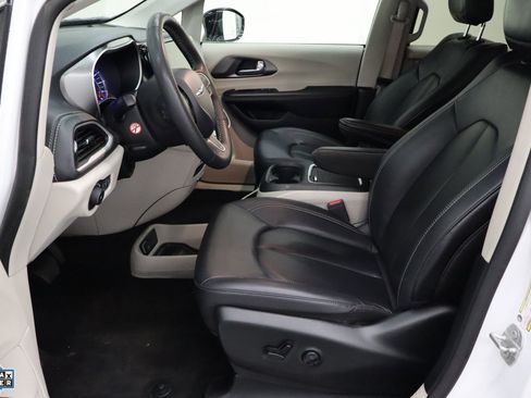Used 2024 Chrysler Pacifica Select image 14