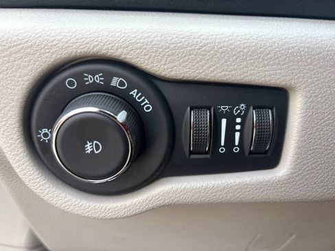 Used 2024 Chrysler Pacifica Touring-L FWD image 23