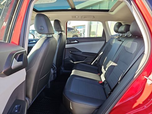 Certified 2022 Volkswagen Taos SE w/ Panoramic Sunroof Package image 9