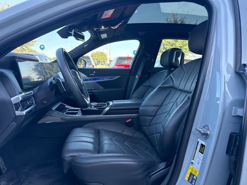 Used 2023 BMW i7 xDrive60 AWD/4WD image 7