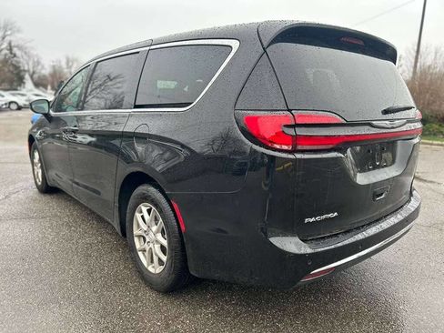 Used 2026 Chrysler Pacifica Select image 7