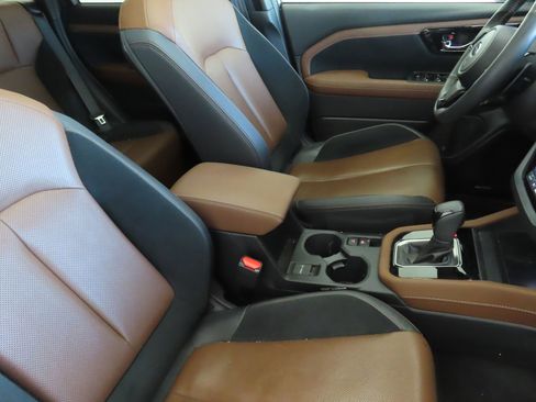 Used 2025 Subaru Forester Touring AWD/4WD image 25