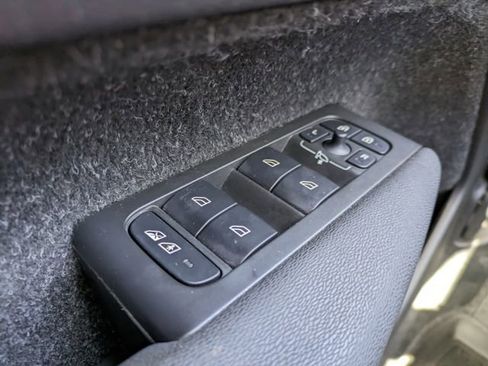 Used 2021 Volvo XC40 T5 Momentum w/ Premium Package image 22