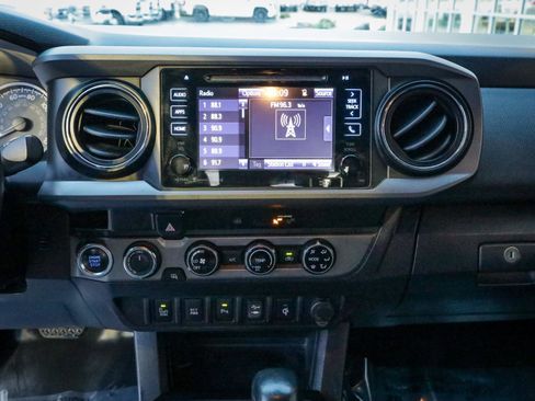 Used 2018 Toyota Tacoma TRD Off-Road w/ Technology Package image 18