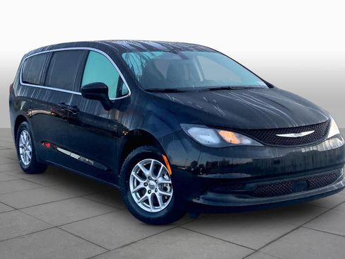 Used 2022 Chrysler Voyager LX FWD image 3