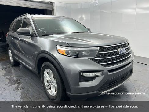 Used 2022 Ford Explorer XLT w/ Equipment Group 202A image 8