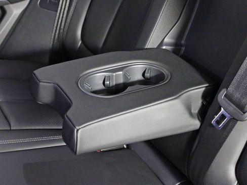 Certified 2025 Porsche Macan AWD/4WD image 36