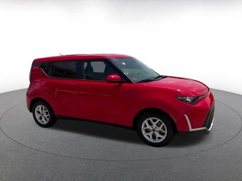 Used 2025 Kia Soul LX w/ LX Technology Package FWD image 2