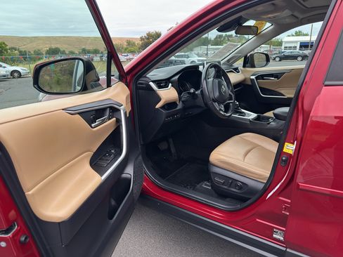 Used 2020 Toyota RAV4 XLE Premium AWD/4WD image 4