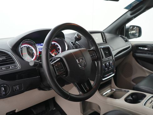 Used 2019 Dodge Grand Caravan SXT w/ Rear Park Assist Package FWD image 27