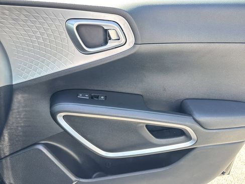 Used 2025 Kia Soul LX w/ LX Technology Package FWD image 14