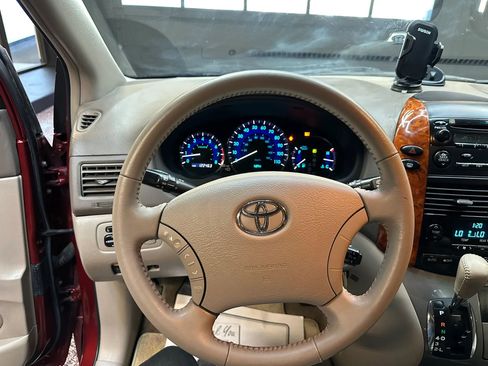 Used 2010 Toyota Sienna FWD image 12