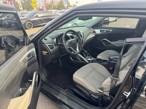 Used 2013 Hyundai Veloster image 11