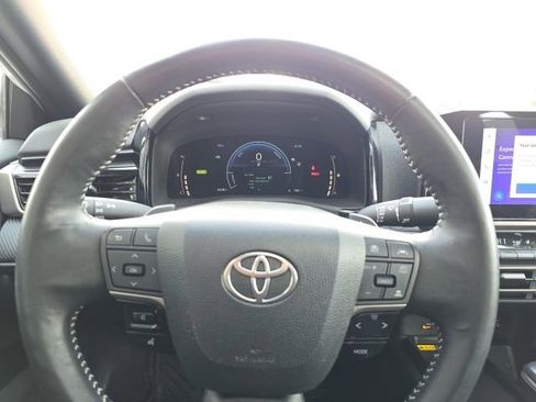 Used 2025 Toyota Camry SE w/ Convenience Package image 11