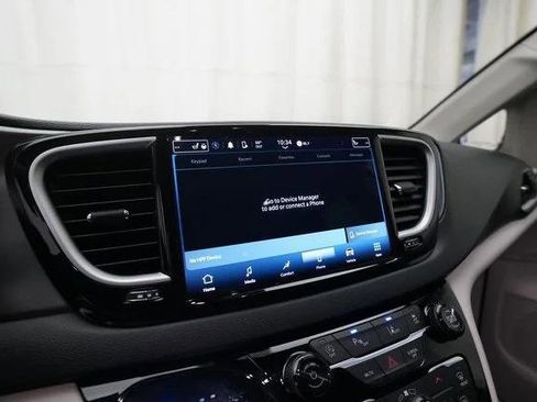 Certified 2024 Chrysler Pacifica Touring-L image 6