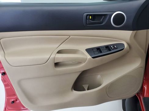 Used 2013 Toyota Tacoma PreRunner w/ SR5 Pkg image 18