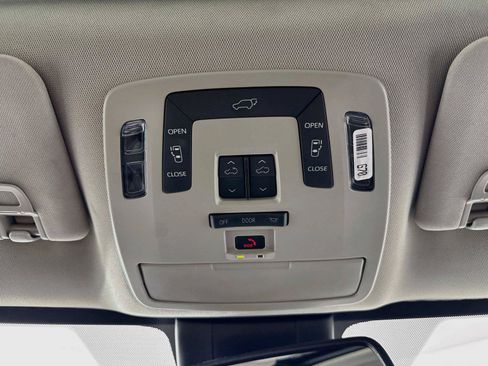 Certified 2025 Toyota Sienna XLE FWD image 24