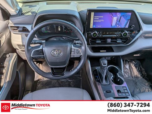 Used 2023 Toyota Highlander Platinum AWD/4WD image 32