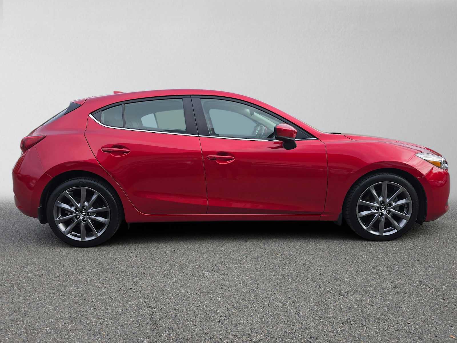 Used 2018 MAZDA MAZDA3 Touring FWD image 2